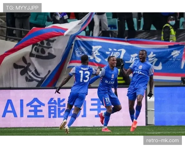 上海申花主场迎强队，球迷热情助威共赏精彩足球盛宴