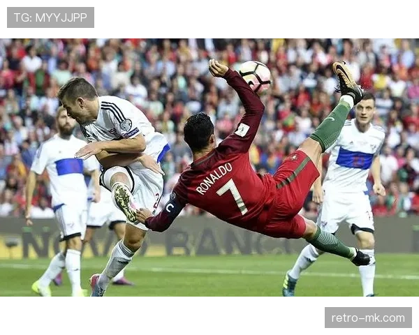 C罗帽子戏法助力球队晋级，世界杯赛场再现辉煌